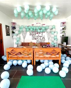 um quarto com uma mesa com um monte de balões em NS Villa em Pokhara