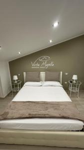 1 dormitorio con 1 cama grande y un cartel en la pared en Vista Majella, en Paglieta