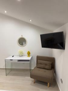 Habitación con escritorio, silla y TV. en Vista Majella, en Paglieta