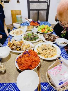 ein Tisch mit vielen Teller Essen drauf in der Unterkunft Homestay Chinh Bi in Yên Bái