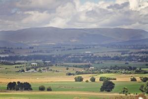 a view of a field with mountains in the background at BATHURST GOLDFIELDS MOTEL at 428 CONROD STRAIGHT MOUNT PANORAMA in Bathurst