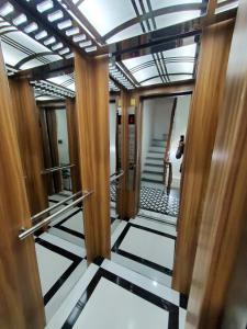 Dại Mõ的住宿－Hanoian Hotel，大楼内带门和楼梯的走廊