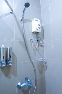 eine Dusche mit Duschkopf im Bad in der Unterkunft Hotel & Karaoke - Jianna's Place in Manila