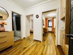 een grote kamer met een badkamer en een slaapkamer bij Sky Garden Panoramic View in Boekarest