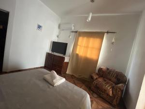 mały pokój z łóżkiem i kanapą w obiekcie Clelia w mieście San Fernando del Valle de Catamarca
