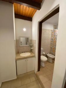 een badkamer met een wastafel en een toilet bij Complejo Arenas in Alta Gracia