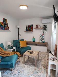 sala de estar con sofá y mesa en Casa Vacanze A Tramuntana, en Petralia Soprana