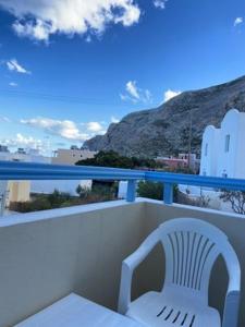 einen weißen Stuhl auf dem Balkon in der Unterkunft Narkissos Hotel in Kamari