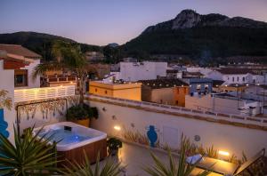 einen Blick auf die Stadt von einem Balkon in der Nacht in der Unterkunft Mardenit Hotel Boutique in Orba