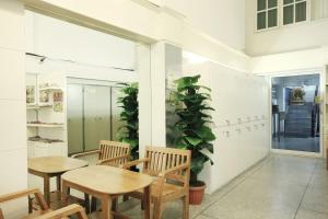 due tavoli e sedie in una stanza con una pianta di Krabi town Guesthouse a Krabi town