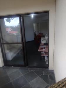 Elle offre une vue sur une chambre dotée de portes coulissantes en verre. dans l'établissement Condomínio Village Tabatinga 12, à Ubatuba