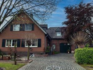 a brick house with a driveway in front of it at Zur Alten Schmiede Heister in Kleve