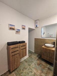 ein Bad mit einem Waschbecken und einem Spiegel in der Unterkunft Studio Ahnatal in Weimar