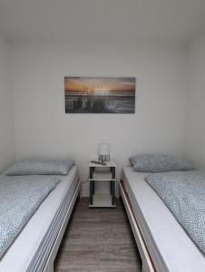 two beds sitting next to each other in a room at Studio Ahnatal in Weimar