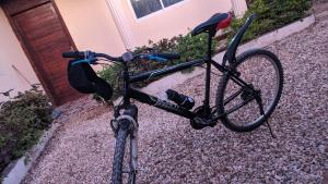 una bicicletta parcheggiata davanti a una casa di Zanz bed and breakfast a Nungwi