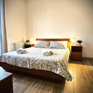 een slaapkamer met een bed met twee handdoeken erop bij BBking Appartamento Policlinico San Donato Milanese in San Donato Milanese