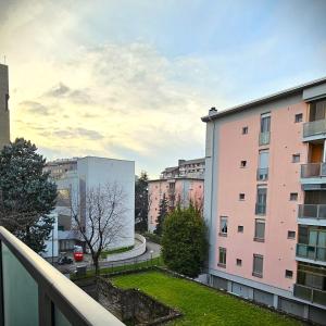 uma vista a partir da varanda de um edifício de apartamentos em BBking Appartamento Policlinico San Donato Milanese em San Donato Milanese