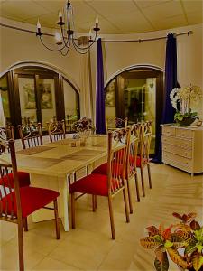 comedor con mesa y sillas en Villa Hesla, en Estepona