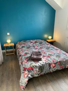 Ένα ή περισσότερα κρεβάτια σε δωμάτιο στο Appartement pour évasion marine à Hauteville sur mer