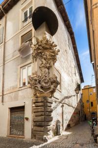 een klok aan de zijkant van een gebouw bij Fiori Suite in Rome