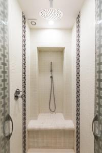 een badkamer met een douche, een toilet en een douche bij Fiori Suite in Rome