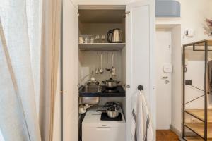 een kleine keuken met een spoelbak en een fornuis bij Fiori Suite in Rome