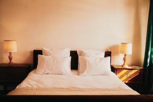 - une chambre avec un lit doté de draps et d'oreillers blancs dans l'établissement L'Alouette - Appartement 60m2 PMR, à Château-Thierry