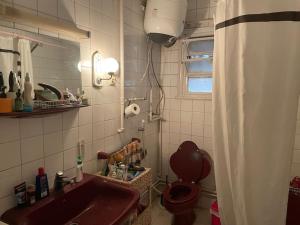 baño con lavabo y aseo y ventana en Sunny cozy apt, en El Cairo