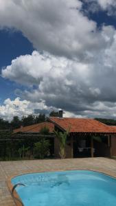 a large swimming pool in front of a house at casa rústica e aconchegante in Analândia