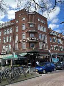 un grand bâtiment en briques avec des vélos garés devant lui dans l'établissement Flex-Inn, à Rotterdam