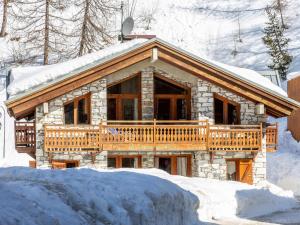 a log home with a deck in the snow at Appartement Val-d'Isère, 3 pièces, 6 personnes - FR-1-694-37 in Val-d'Isère