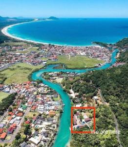 - une vue aérienne sur une ville et une rivière dans l'établissement Nômades Adventure Hostel & Coworking, à Florianópolis