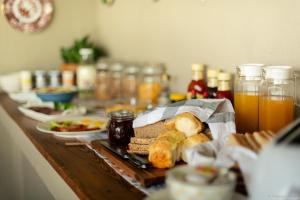 una mesa con algo de comida y bebidas en ella en Munsterland Guest Farm en Outjo