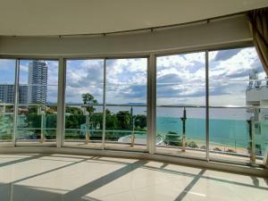a room with a view of the ocean at Royal Beach View in Pattaya South