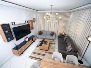 Una sala de estar con un sofá y un televisor. en KEUR YAYE FA, en Dakar