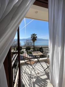ナフパクトスにあるRegina Hotelの海の景色を望むバルコニー(テーブル付)