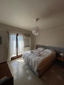 ein Schlafzimmer mit einem großen Bett und einem Fenster in der Unterkunft Regina Hotel in Nafpaktos