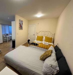 una camera da letto con un letto con cuscini gialli di Luton Luxury Apartment a Luton