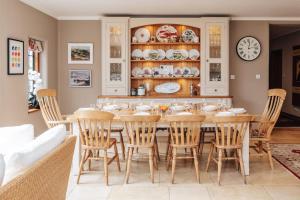 comedor con mesa y sillas en Summer Gaze House, en Harpsden