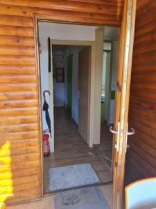 una puerta abierta de una habitación con un pasillo en Hiška Panonski gaj - Terme Banovci, en Veržej