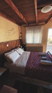 una camera da letto con un letto con uccelli sul muro di Olympiades Rooms Litóchoro a Litóchoron