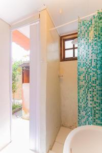 Hospedaria Fabulosa في باراتي: حمام مع دش ومرحاض ونافذة