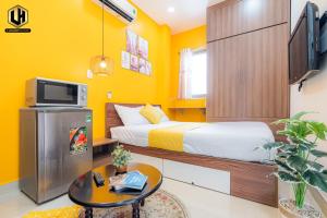 Habitación pequeña con cama y TV. en Luxury Condotel Sai Gon 2 en Ho Chi Minh