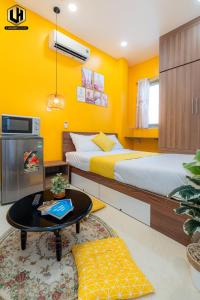 Luxury Condotel Sai Gon 2 في مدينة هوشي منه: غرفة فندقية بسريرين وطاولة
