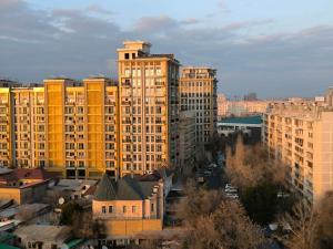 un gruppo di edifici alti in una città di ШИКАРНАЯ 3х ком. 150м2 Мирабадский р-н Гранд Мир a Tashkent