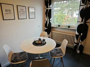 a table and chairs in a room with a window at 3 Zimmer Ferienwohnung 80qm in Bamberg