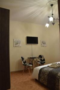 1 dormitorio con 1 cama y escritorio con 2 sillas en Casa EdEn, en Isolabona