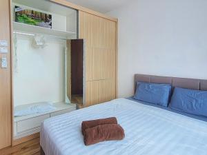 Un dormitorio con una cama con una toalla marrón. en Hann's Residence Homestay City View 2R2B, en Sibu