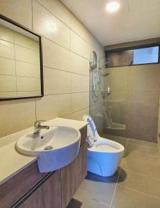 y baño con lavabo y aseo. en Hann's Residence Homestay City View 2R2B, en Sibu