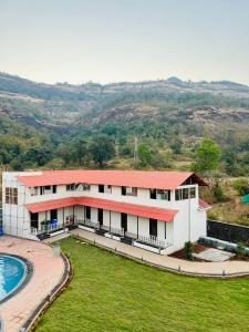 eine Luftansicht eines Hauses mit Pool in der Unterkunft The Grand Leela Resort in Khopoli
